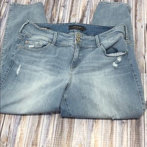 Torrid Light Wash Jeggings Crop 20W Distressed